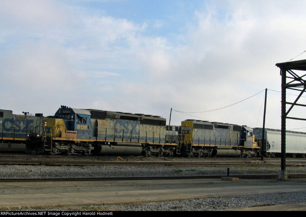 CSX 8128 & 8451 prepare to head south